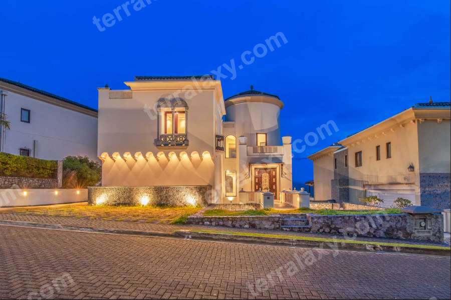 Casa de Lujo en Condominio - Santa Ana, San José