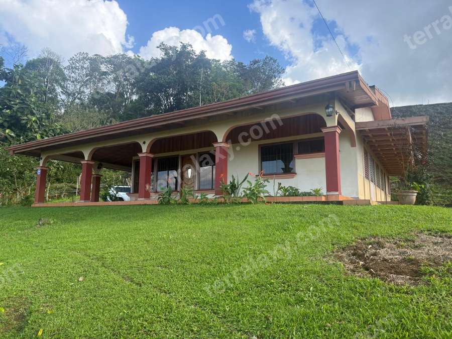 Ganga Casa en gran terreno a 20min' de La Fortuna