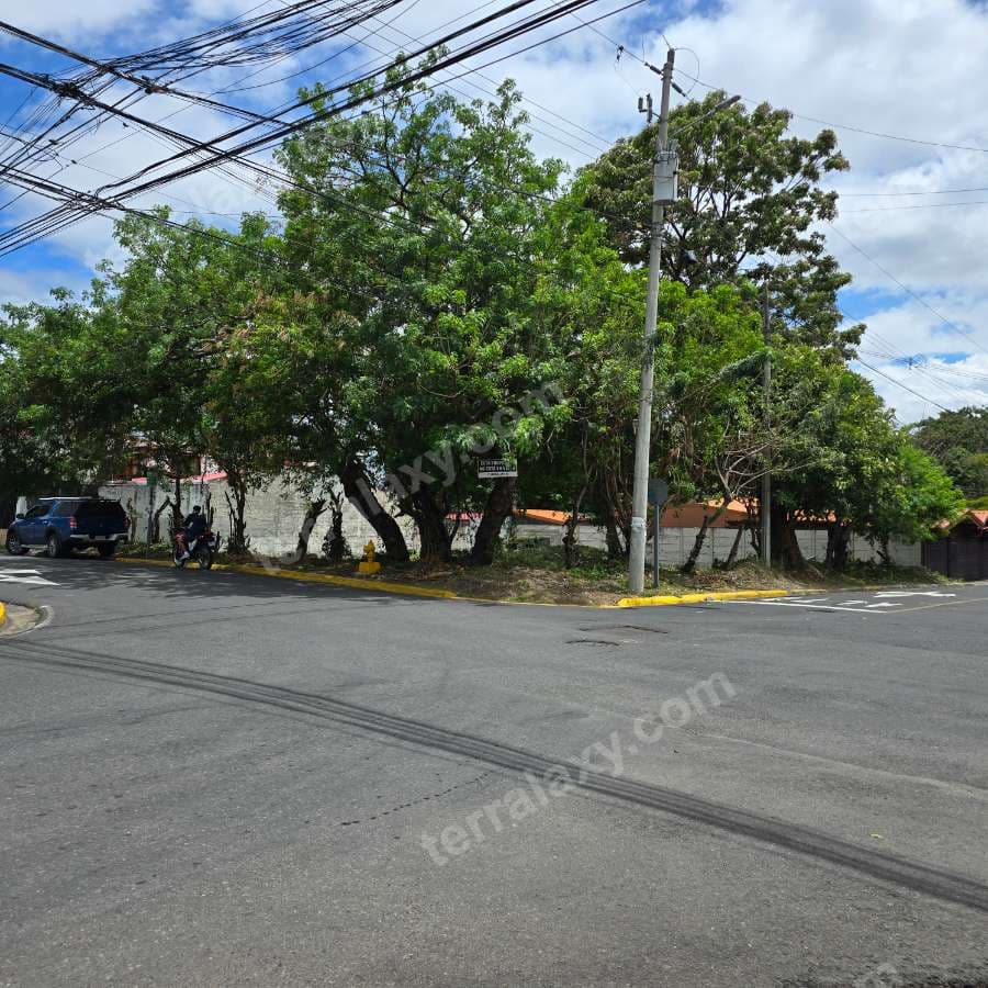 En Venta este terreno esquinero de 854 m²