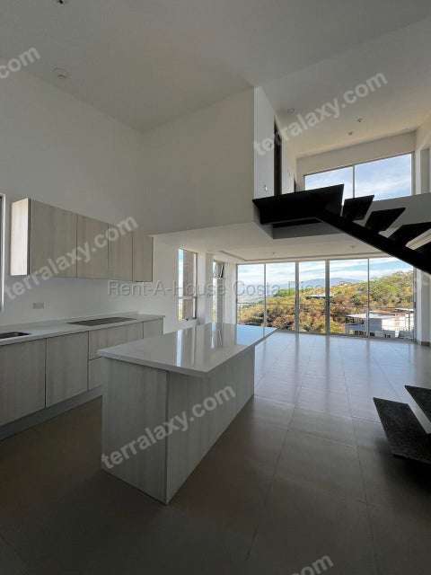 Alquiler de Penthouse de 2 Niveles en Santa Ana. RAH 26-2125
