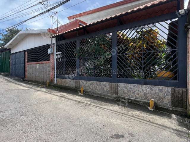 Venta de Casa + 4 Aptos Independientes en Barva-San Pedro. RAH 27-509