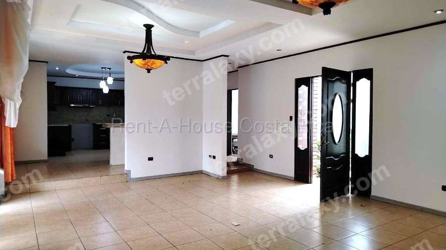 Casa en Venta en Mercedes Norte de Heredia - Espaciosa Una Planta con Jardines y Área Social