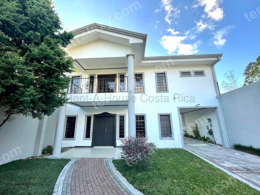 Casa exclusiva en venta con piscina y áreas premium en Santo Domingo de Heredia