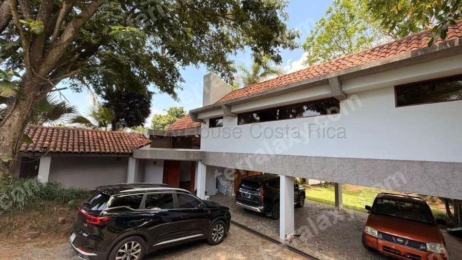 VENTA DE CASA CON AMPLIOS JARDINES EN ESCAZU