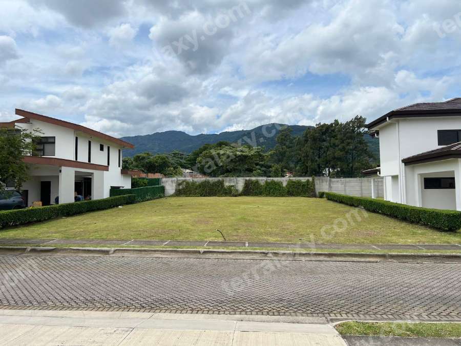 LOTE CON PRECIO REBAJADO EN CONDOMINIO EN SANTA ANA