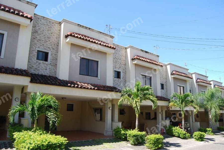Venta de Casa en Santa Ana-Uruca. RAH 24-1647