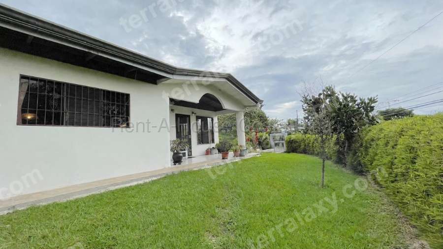 Venta de Casa Esquinera de una Planta en San Rafael de Escazú. RAH 27-289