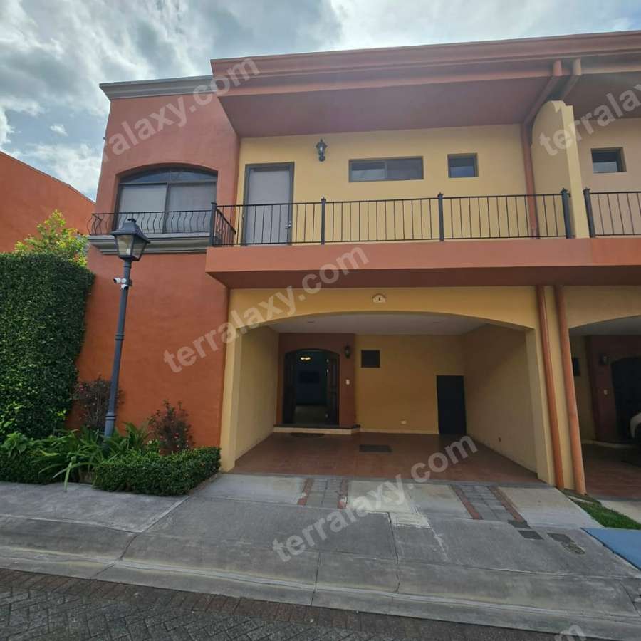 VENDO CASA DE 2 PLANTAS EN CIUDAD COLÓN.
